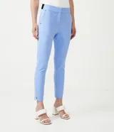 Pantalón de vestir rojo con corte cigarette, bolsillos delanteros y aberturas laterales en el ruedo.