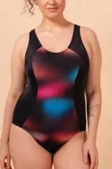Malla enteriza deportiva negra con laterales lisos y centro estampado con degradé de colores rosa, rojo y celeste. Espalda nadadora.