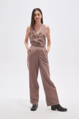 Pantalon de corte recto y tiro medio, confeccionado en viscosa de color marrón.