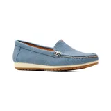 Mocasín casual Korium color beige con textura sutil en el empeine y detalle de hebilla metálica lateral. Cuenta con costuras visibles y suela plana marrón.