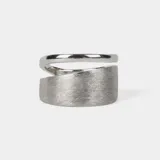 Anillo de plata 925 con diseño de banda ancha asimétrica y acabado mate.