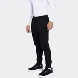 Pantalón de jogging Umbro de corte ajustado, color negro, con cintura elástica y puños acanalados en los tobillos.