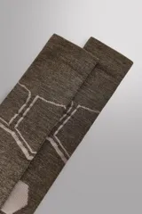 Calcetines deportivos de punto elástico con mezcla de lana y seda, diseñados para esquí. Presentan refuerzos en puntera, talón y media planta, diseño sin costuras y acabados en rib.