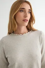 Sweater de punto negro con cuello redondo y detalle de borde ondulado, de manga larga y corte clásico.
