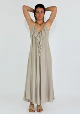 Vestido largo de corte holgado con breteles finos, escote en V y detalle de volados frontales.