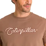 Remera marrón de manga corta con cuello redondo y logo de Caterpillar estampado en el pecho.