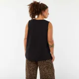 Blusa negra sin mangas con escote en V cruzado.