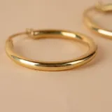 Aros tipo argolla de diseño clásico y minimalista, fabricados en oro 10k con acabado pulido brillante.