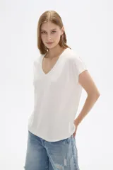 Remera blanca de manga corta, cuello en V y corte holgado.