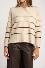 Sweater color crema con rayas horizontales en tonos marrón, bordeaux y beige.