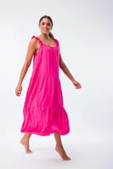 Vestido largo fucsia de algodón, corte suelto, con breteles finos con volados.