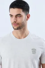 Remera Legacy de algodón color azul, de manga corta y cuello redondo, con pequeño bordado frontal en el pecho.