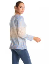 Remera de manga larga con escote redondo, confeccionada en tejido soft con estampado de diseño ornamental en tonos azules y beige.