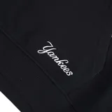 Canguro negro con capucha y cordones ajustables, bolsillo tipo canguro y puños acanalados. Estampado frontal con el logo de los New York Yankees en blanco delineado con puntos.