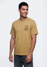 Remera de manga corta color amarillo claro con pequeño estampado gráfico en el pecho.