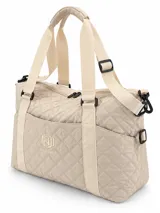 Bolso de viaje acolchado de color beige con diseño capitoné en rombos, marca Ninoria. Cuenta con asas superiores de mano, correa ajustable y desmontable para el hombro con herrajes negros, bolsillo frontal abierto con logo bordado y cierre superior.