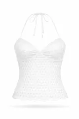 Top negro con escote halter y diseño de encaje calado con lentejuelas integradas. Presenta un corte ajustado y ruedo con terminación festoneada.