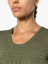 Sweater corto color verde oliva, tejido con diseño calado, cuello redondo y mangas cortas.