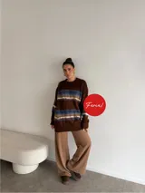 Pantalón de corte ancho, color tostado, con cintura elástica y diseño fluido.
