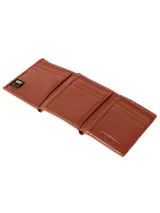 Billetera plegable de cuero color marrón con logo de la marca grabado en la parte inferior frontal. Cuenta con compartimentos para tarjetas, espacio para efectivo y protección RFID.