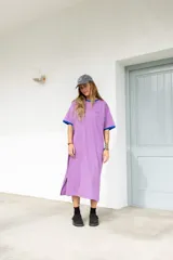 Vestido largo marrón con cuello redondo y mangas cortas con ribete amarillo. Estampado frontal con letras en color crema.