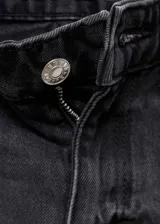 Jeans de tiro medio con diseño recto y cinco bolsillos. Confeccionados en tejido 100% algodón estilo tejano vaquero con lavado desgastado y cierre delantero de cremallera y botón.