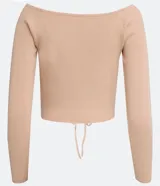 Blusa cropped de punto acanalado color beige, con escote ombro a ombro, manga larga y cordón ajustable con lazo.