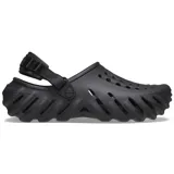 Zueco Crocs modelo Echo Clog, color negro, con diseño moldeado futurista, aberturas de ventilación y correa ajustable en el talón.