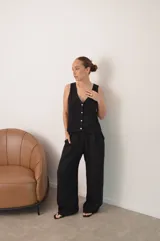 Conjunto de chaleco con botones y pantalón palazzo de crepé color negro.