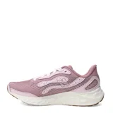 Championes de running New Balance Fresh Foam Arishi v4, color rosado con detalles en blanco. Presentan una parte superior de malla transpirable con refuerzos sintéticos, logo N lateral en color crema y entresuela con tecnología Fresh Foam para mayor amortiguación.