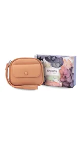 Monedero de dama con correa de mano, diseño compacto con bolsillo principal con cierre y bolsillo frontal con solapa y botón a presión.