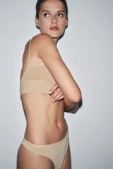 Tanga de tiro medio color blanco hueso, confeccionado en tejido sin costuras (seamless) con modal.