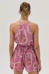 Short de algodón estampado con flores, corte holgado y cintura con cordón ajustable y borlas decorativas.