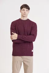 Sweater de punto con cuello redondo, diseño jaspeado en tono beige y puños y ruedo acanalados.