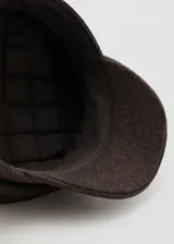 Gorro tipo boina marinera color marrón, con visera corta y estructura rígida de paño.