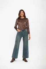 Top de manga larga confeccionado en tela de terciopelo con efecto desgastado, de corte ajustado y cuello redondo.