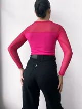 Top fucsia de mangas largas, con cuello redondo y corte crop. La parte superior del pecho y las mangas son de red.