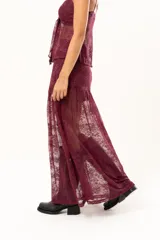 Pollera larga de encaje color bordó, con diseño transparente y volado en el ruedo.