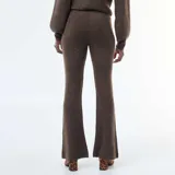 Pantalón de tejido de punto acanalado color marrón oscuro, de tiro alto y corte acampanado en la parte inferior.