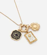 Collar de cadena fina dorada con un soporte central circular que sostiene tres dijes: un dije octogonal con un ojo esmaltado en negro, un dije rectangular con una rosa esmaltada en blanco y un dije circular con forma de sol.