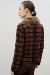 Saco de punto con diseño de cuadros, cierre frontal con botones y cuello de pelo sintético desmontable.