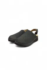 Zueco de cuero sintético color marrón, con diseño perforado en el empeine, tira trasera ajustable con velcro y suela corrida.