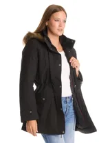 Gabardina impermeable de corte largo, color negro, con capucha desmontable con borde de piel sintética. Presenta cierre frontal oculto con botones a presión, cintura ajustable con jareta interna, bolsillos delanteros con solapa y detalle de costuras matelassé en hombros y bolsillos.
