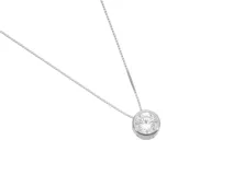 Collar de acero plateado con dije pasante con circonia.