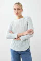 Sweater tejido de punto color rojo con cuello redondo y ruedo curvo.