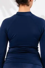 Camiseta de baño de lycra azul marino, de manga larga y cuello mao.