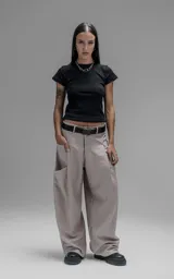 Pantalón de estilo sastrero con calce amplio y pierna recta. Presenta un tablón frontal que aporta estructura y bolsillos laterales de terminación limpia.
