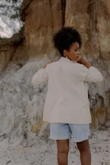 Blazer color crudo confeccionado en lino italiano. De corte relajado, con un único botón frontal y simulación de bolsillos.