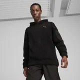 Buzo hoodie Puma Open Road Winter, color negro, de corte holgado y tejido tipo sherpa. Presenta el logo de Puma bordado en el pecho y un bolsillo con cierre en la manga izquierda.