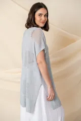 Chaleco largo de lurex calado color dorado, con escote en V.